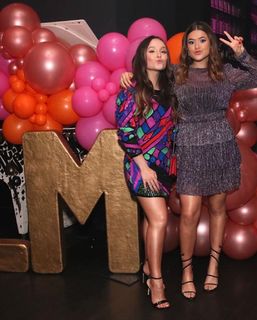 Larissa Manoela feet photo thumbnail