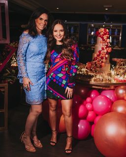 Larissa Manoela feet photo thumbnail