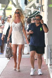 Victoria Silvstedt feet photo thumbnail