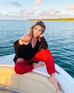 Daisy Fuentes feet photo thumbnail