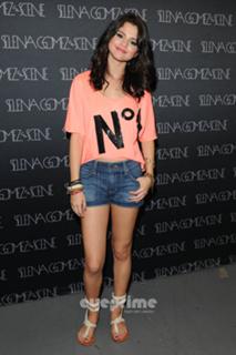 Selena Gomez feet photo thumbnail