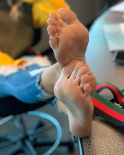 Kyle Unfug feet photo thumbnail