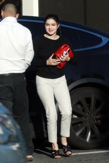 Ariel Winter feet photo thumbnail