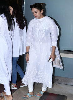 Huma Qureshi feet photo thumbnail
