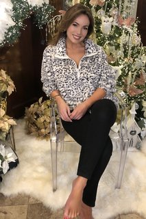 Lisa Robertson feet photo thumbnail