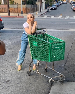 Dove Cameron feet photo thumbnail