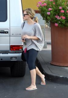 Hilary Duff feet photo thumbnail