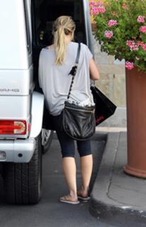 Hilary Duff feet photo thumbnail