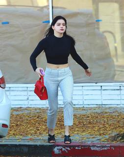 Ariel Winter feet photo thumbnail