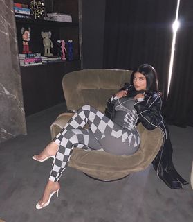 Kylie Jenner feet photo thumbnail