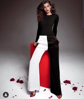 Taylor Hill feet photo thumbnail