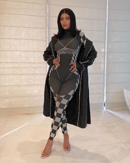 Kylie Jenner feet photo thumbnail