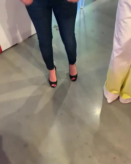 Angela Kinsey feet photo thumbnail