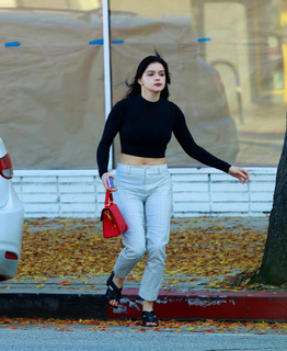 Ariel Winter feet photo thumbnail