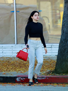 Ariel Winter feet photo thumbnail