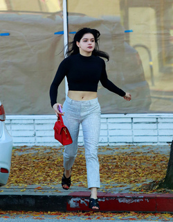 Ariel Winter feet photo thumbnail