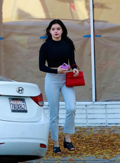 Ariel Winter feet photo thumbnail