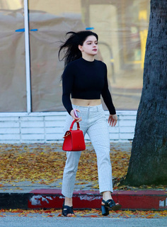 Ariel Winter feet photo thumbnail