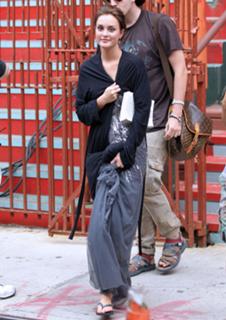 Leighton Meester feet photo thumbnail