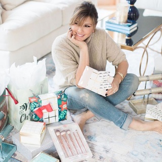Daisy Fuentes feet photo thumbnail