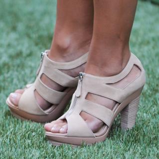 Hayden Panettiere feet photo thumbnail