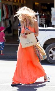 Elle Macpherson feet photo thumbnail