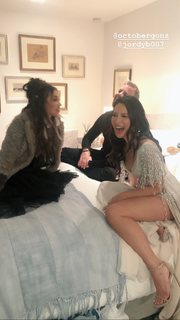 Olivia Munn feet photo thumbnail