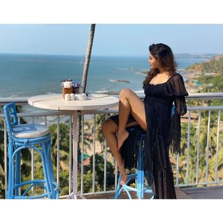 Mouni Roy feet photo thumbnail
