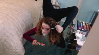 Sofie Dossi feet photo thumbnail