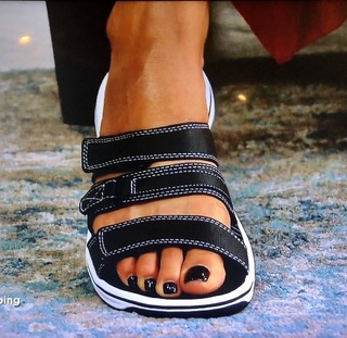 Courtney Khondabi feet photo thumbnail