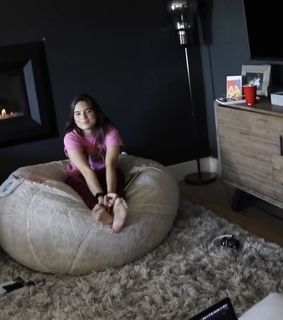 Natalie Noel Mariduena feet photo thumbnail