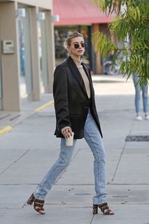 Hailey Bieber feet photo thumbnail