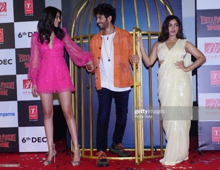 Ananya Pandey feet photo thumbnail