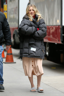 Kaley Cuoco feet photo thumbnail