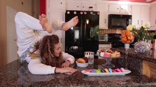 Sofie Dossi feet photo thumbnail