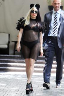 Lady Gaga feet photo thumbnail