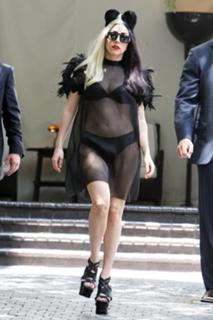 Lady Gaga feet photo thumbnail