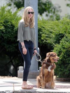Amanda Seyfried feet photo thumbnail