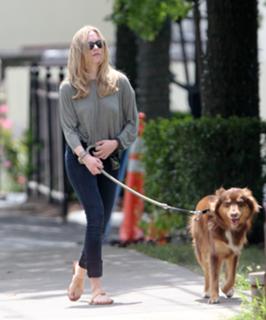 Amanda Seyfried feet photo thumbnail
