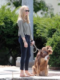Amanda Seyfried feet photo thumbnail
