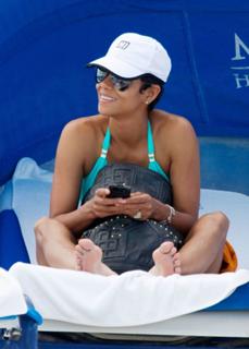 Halle Berry feet photo thumbnail