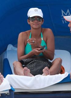 Halle Berry feet photo thumbnail