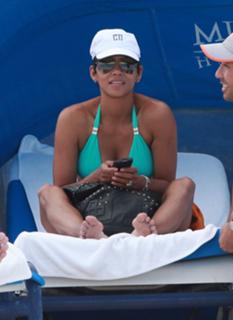 Halle Berry feet photo thumbnail