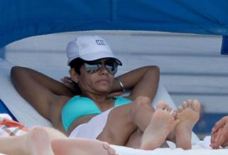 Halle Berry feet photo thumbnail