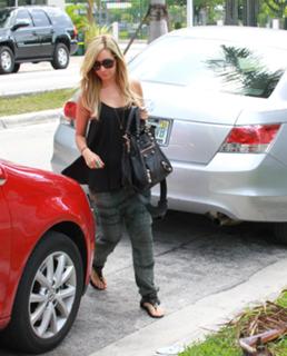 Ashley Tisdale feet photo thumbnail