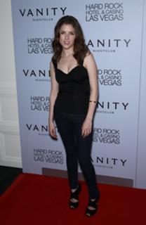 Anna Kendrick feet photo thumbnail