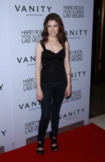 Anna Kendrick feet photo thumbnail