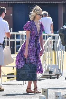 Karlie Kloss feet photo thumbnail