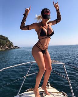Jelena Karleusa feet photo thumbnail