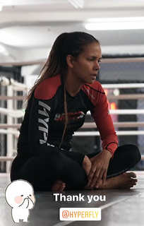 Halle Berry feet photo thumbnail